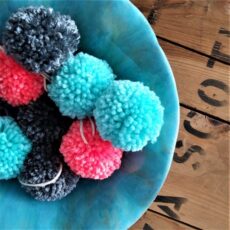 A pompom garland in blue tones.